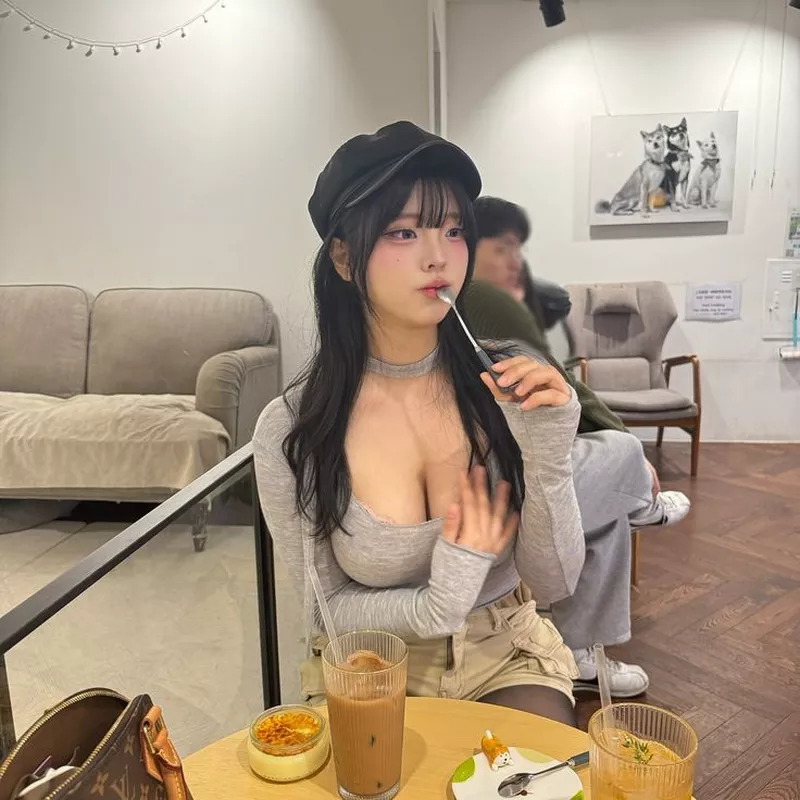 Ảnh Gái Xinh Khoe Hàng Với Outfit Nổi Bật Ảnh Gái Xinh Khoe Hàng Với Outfit Nổi Bật