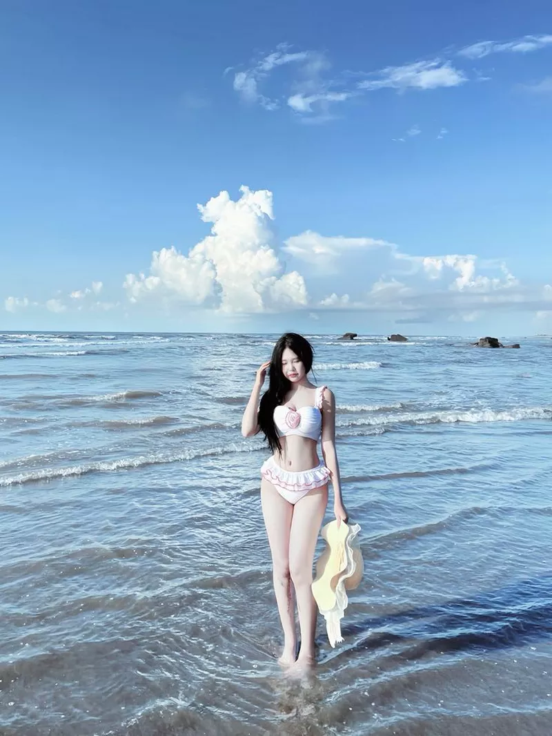 Ảnh Gái Xinh Mặc Bikini Trắng Bên Bờ Cát Trắng Mịn Ảnh Gái Xinh Mặc Bikini Trắng Bên Bờ Cát Trắng Mịn