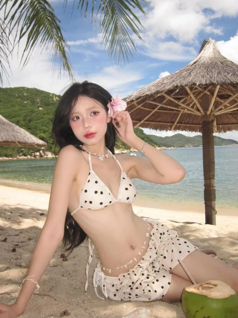Loạt Ảnh Gái Xinh Mặc Bikini Trắng Với Thần Thái Tự Tin Và Tươi Tắn