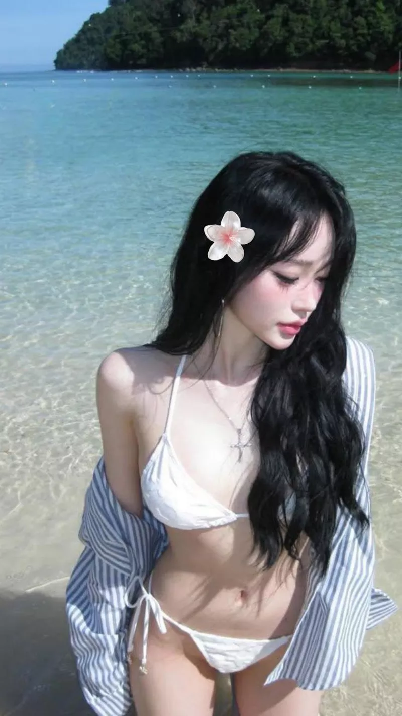 Ảnh Gái Xinh Mặc Bikini Trắng Giữa Khung Cảnh Biển Nhiệt Đới Ảnh Gái Xinh Mặc Bikini Trắng Giữa Khung Cảnh Biển Nhiệt Đới