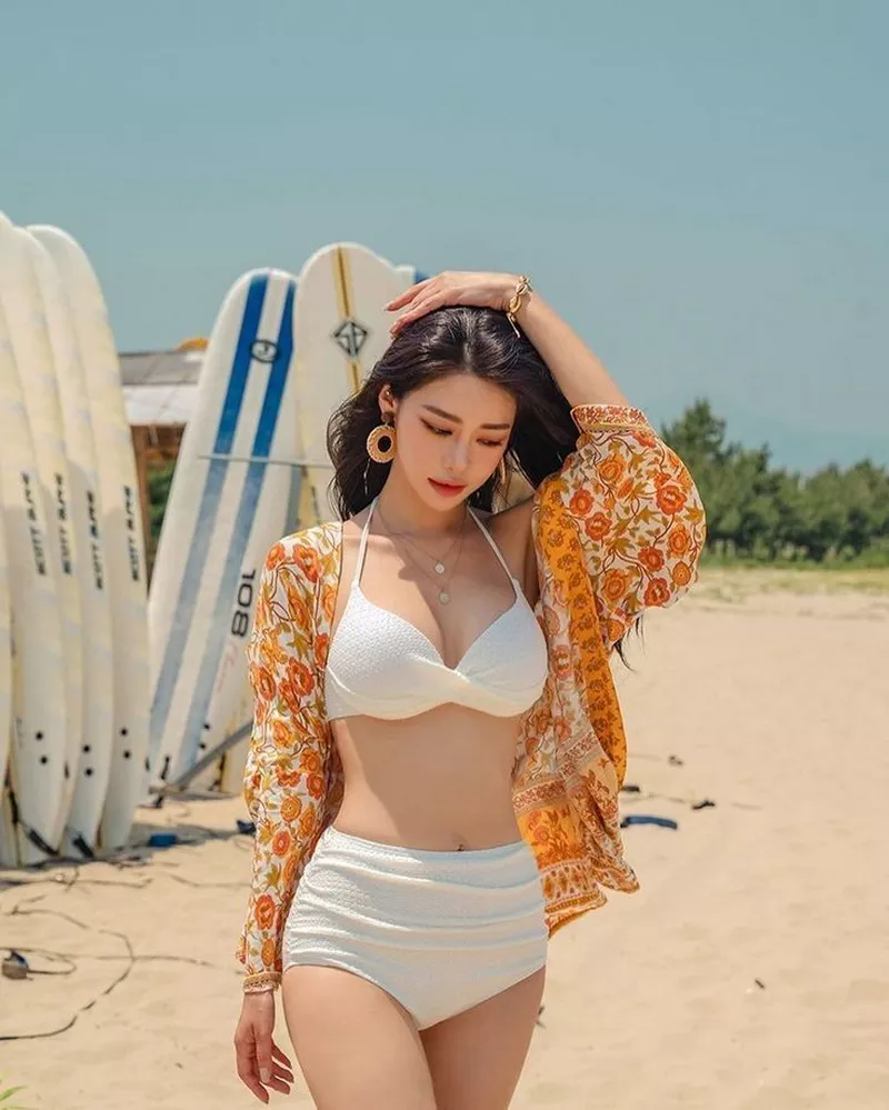 Ảnh Gái Xinh Mặc Bikini Trắng Tạo Dáng Bên Bờ Biển Ảnh Gái Xinh Mặc Bikini Trắng Tạo Dáng Bên Bờ Biển