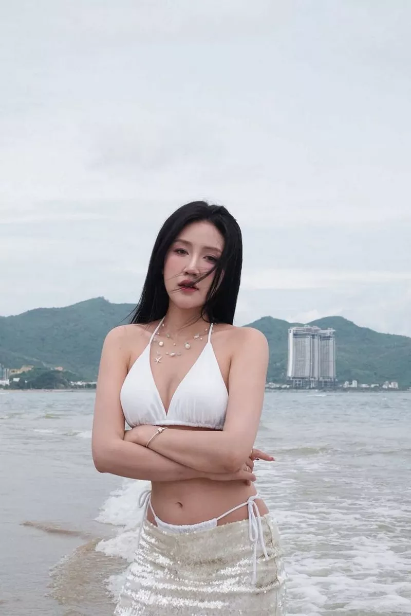 Ảnh Gái Xinh Mặc Bikini Trắng Tạo Dáng Đẹp Bên Biển Ảnh Gái Xinh Mặc Bikini Trắng Tạo Dáng Đẹp Bên Biển