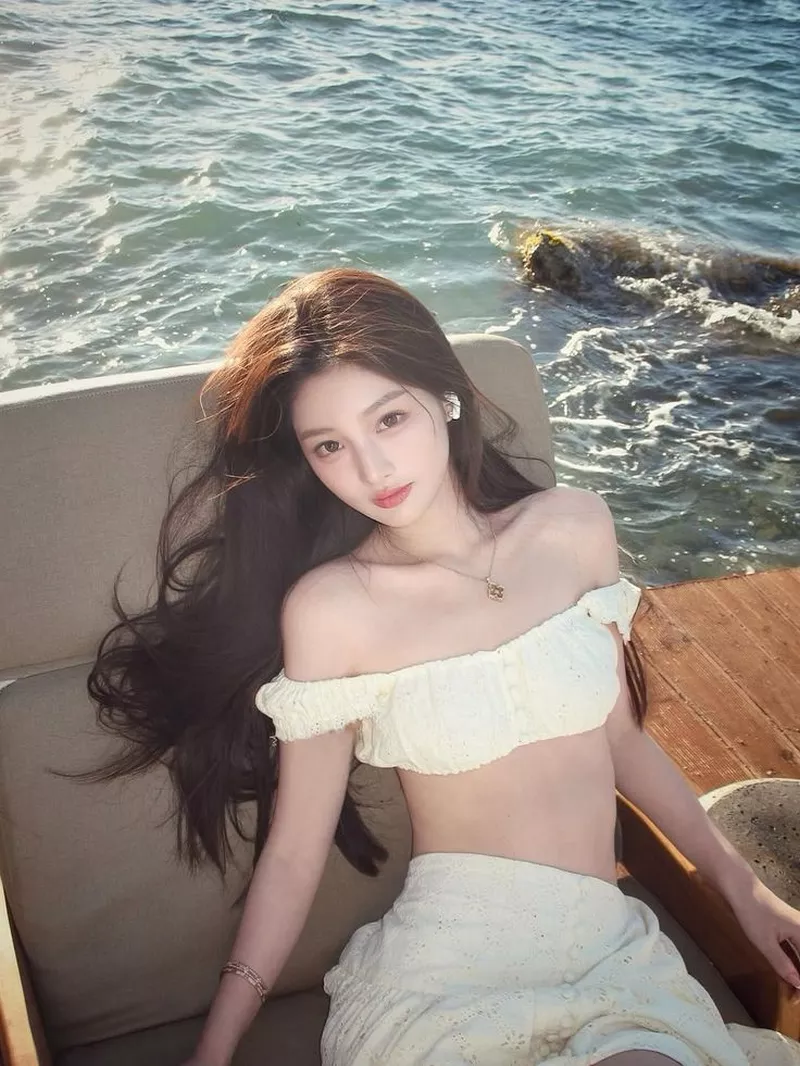 Ảnh Gái Xinh Mặc Bikini Trắng Trong Khung Cảnh Biển Xanh Ảnh Gái Xinh Mặc Bikini Trắng Trong Khung Cảnh Biển Xanh