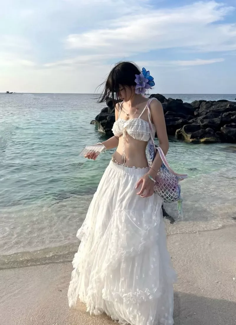 Ảnh Gái Xinh Mặc Bikini Trắng Trong Khung Cảnh Hoàng Hôn Ảnh Gái Xinh Mặc Bikini Trắng Trong Khung Cảnh Hoàng Hôn