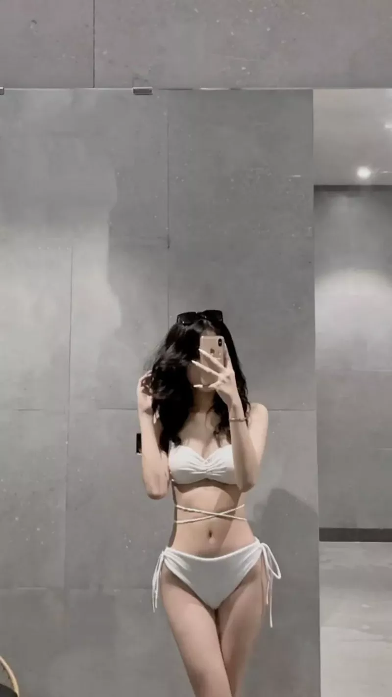 Ảnh Gái Xinh Mặc Bikini Trắng Với Thần Thái Thời Thượng Ảnh Gái Xinh Mặc Bikini Trắng Với Thần Thái Thời Thượng