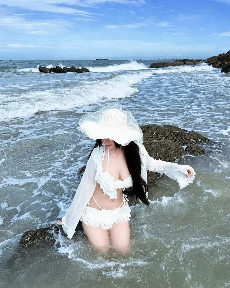 Ảnh Gái Xinh Mặc Bikini Trắng Với Vẻ Đẹp Tự Nhiên Ảnh Gái Xinh Mặc Bikini Trắng Với Vẻ Đẹp Tự Nhiên