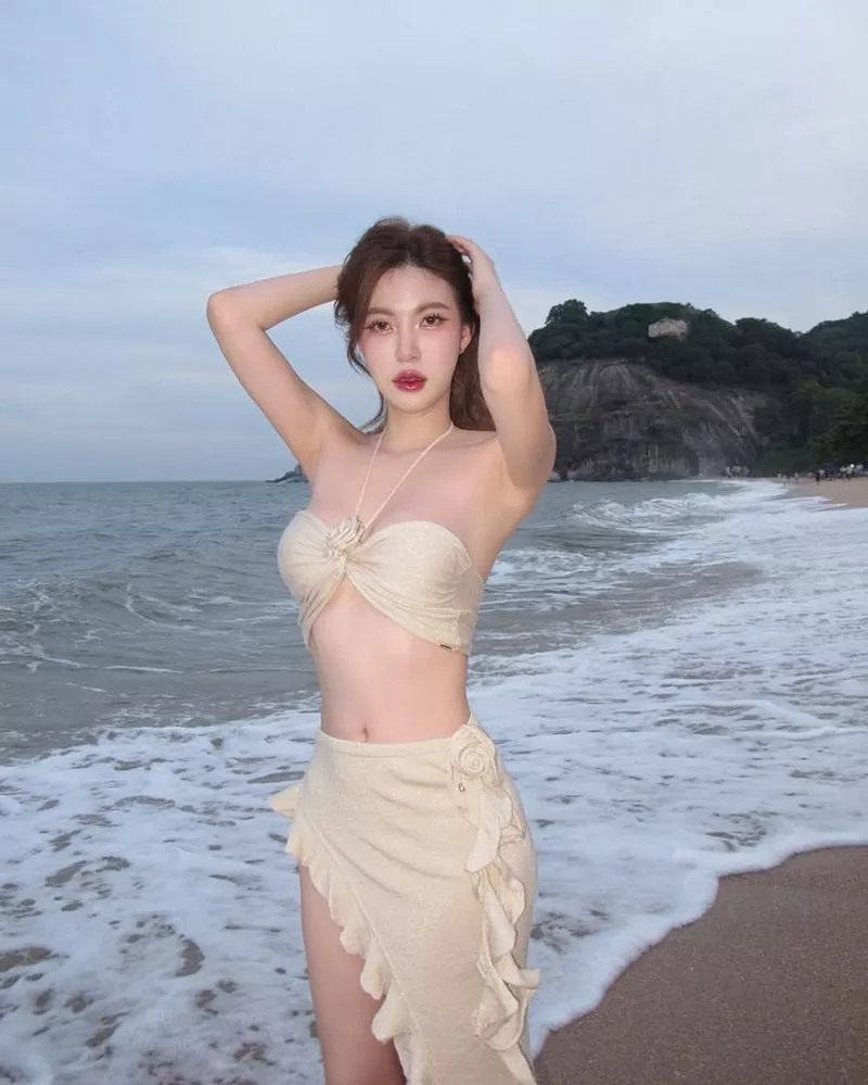 Ảnh Gái Xinh Mặc Bikini Trắng Với Vẻ Đẹp Tự Tin Và Cuốn Hút Ảnh Gái Xinh Mặc Bikini Trắng Với Vẻ Đẹp Tự Tin Và Cuốn Hút