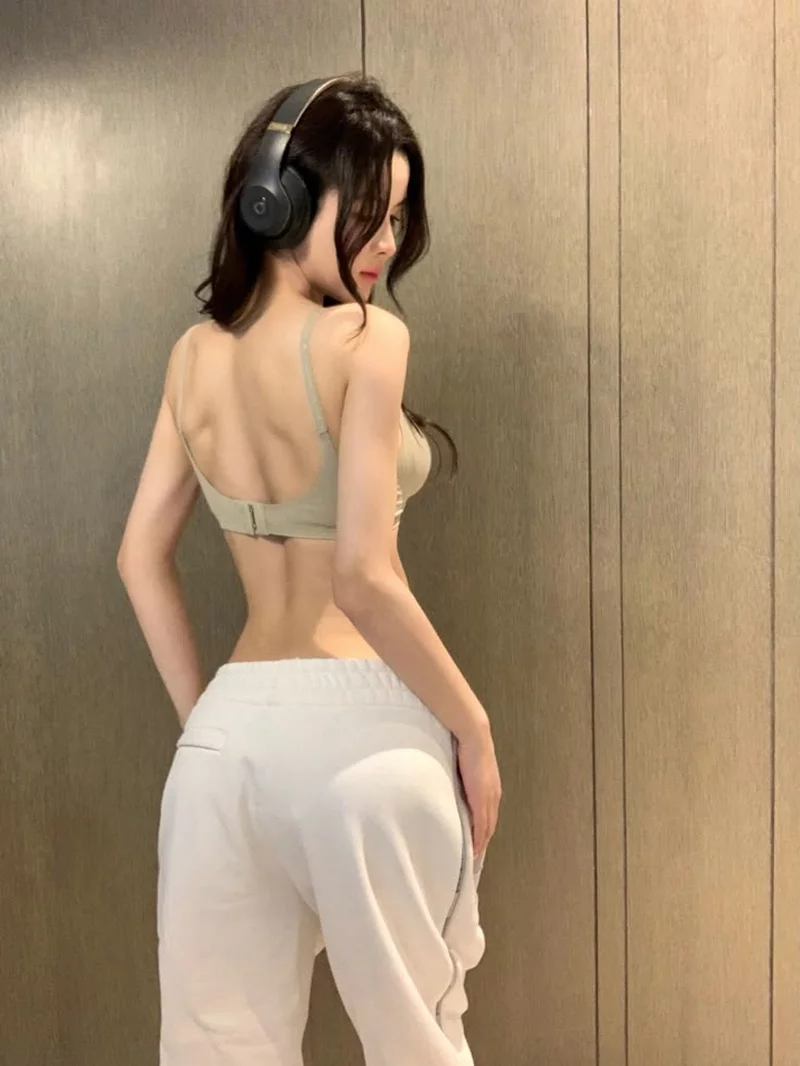 Ảnh Gái Xinh Mông To Tạo Dáng Trong Không Gian Hiện Đại Ảnh Gái Xinh Mông To Tạo Dáng Trong Không Gian Hiện Đại