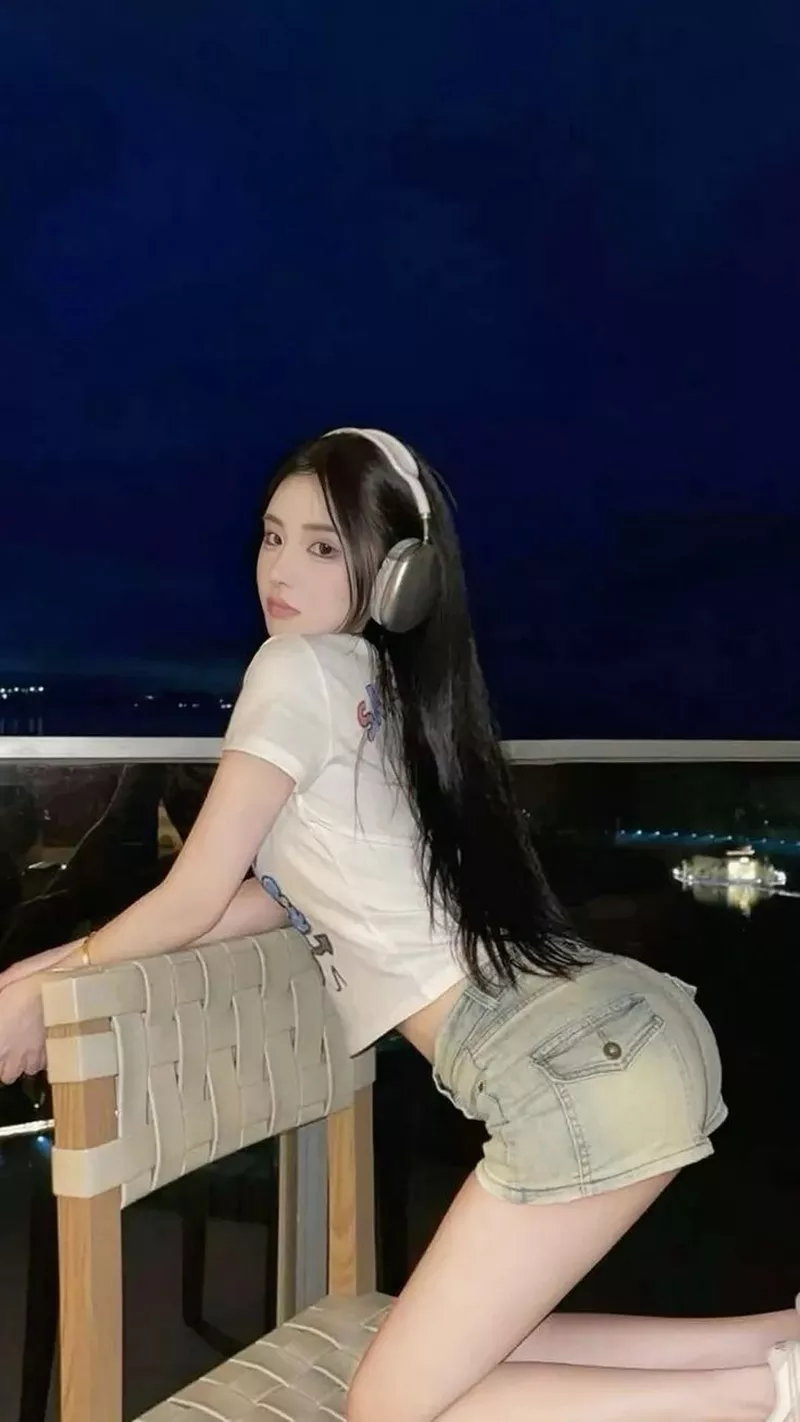 Ảnh Gái Xinh Mông To Với Vóc Dáng Đầy Đặn Và Nổi Bật Ảnh Gái Xinh Mông To Với Vóc Dáng Đầy Đặn Và Nổi Bật