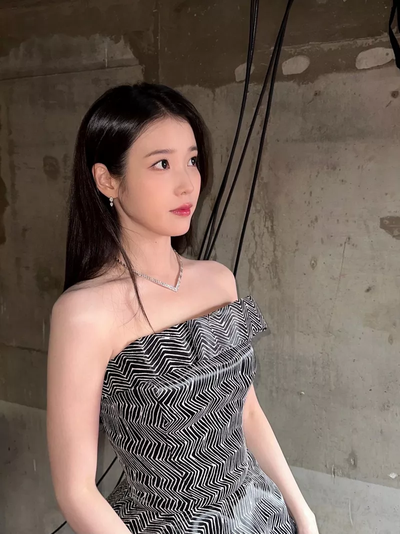 Ảnh IU Trong Ánh Đèn Sân Khấu Với Vẻ Đẹp Rạng Ngời