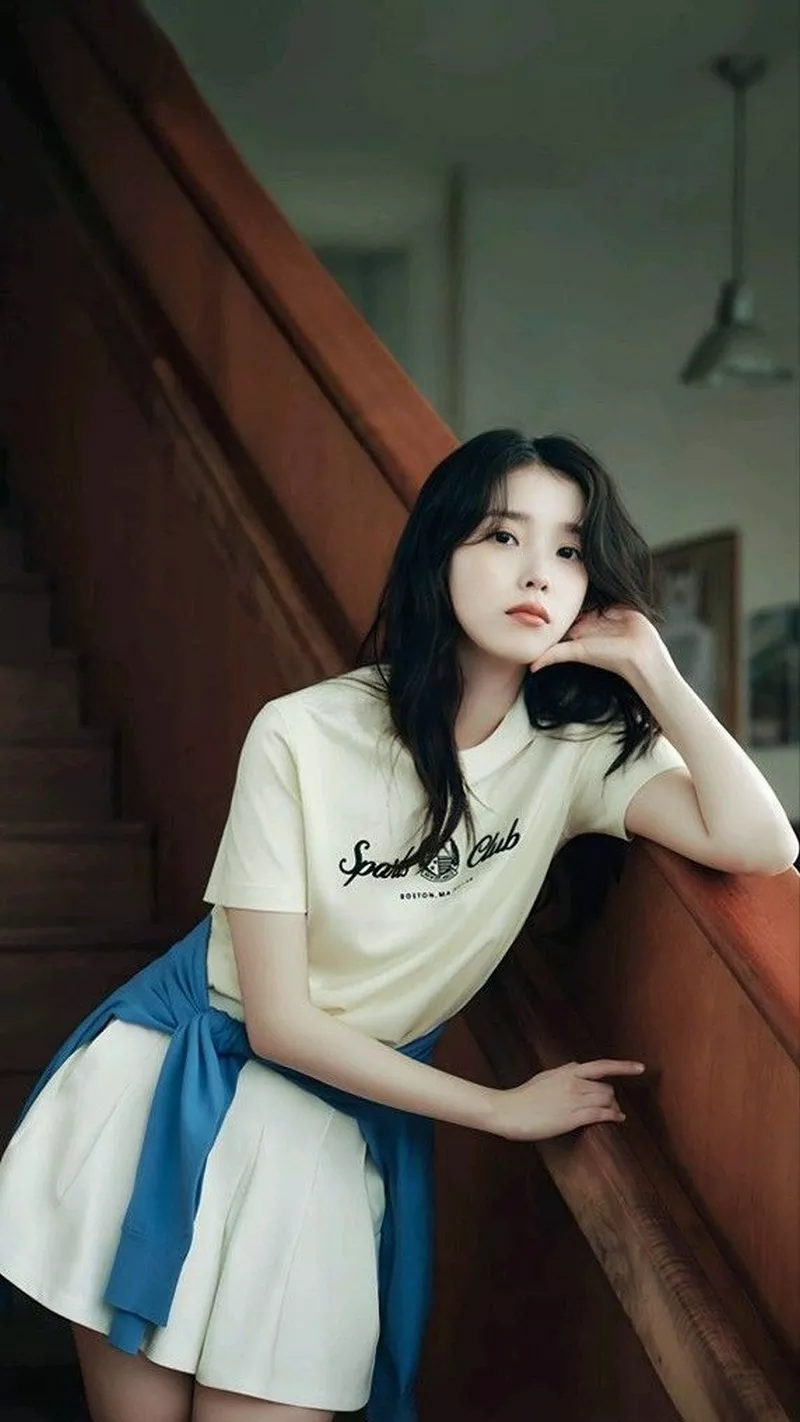 Ảnh IU Trong Trang Phục Cá Tính Và Nổi Bật