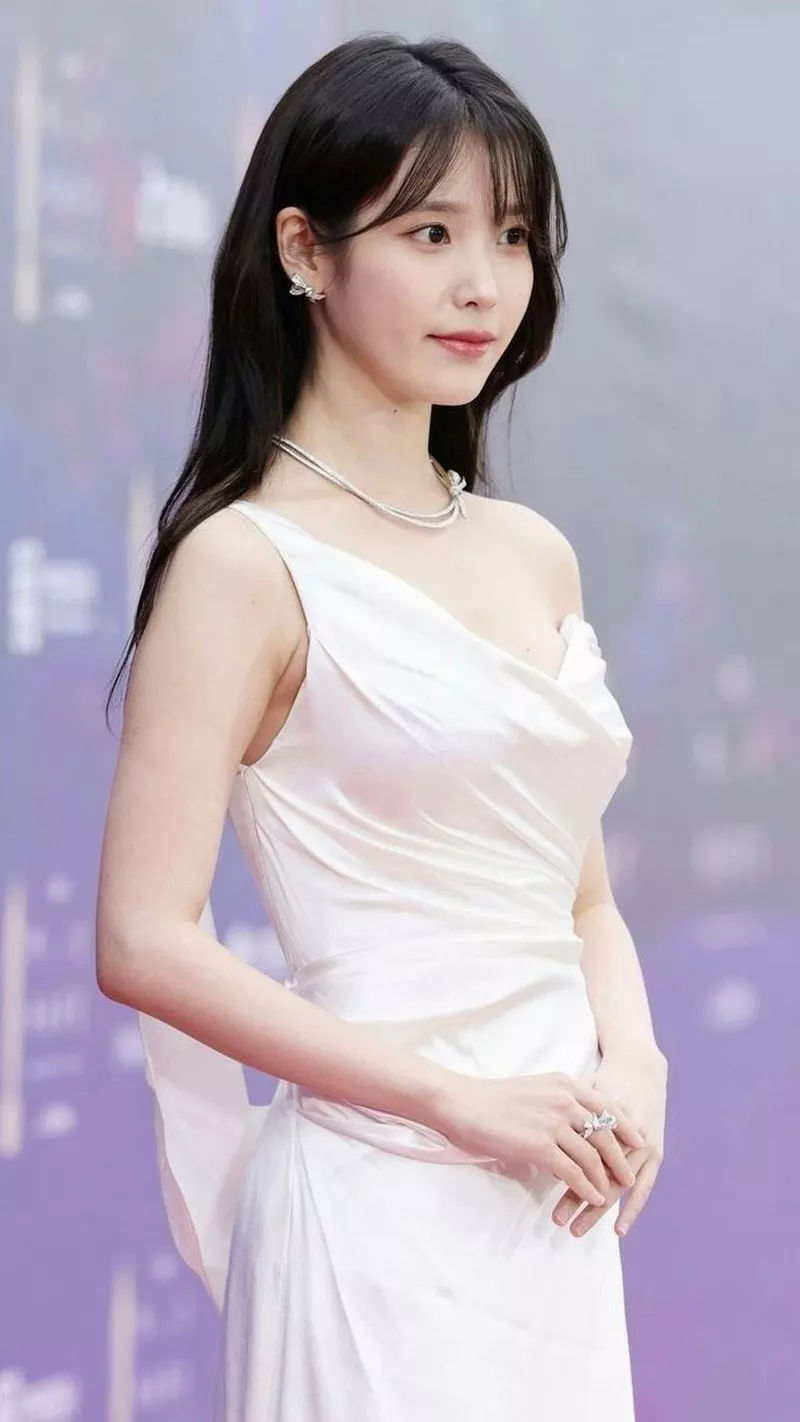 Ảnh IU Với Nụ Cười Ngọt Ngào Khiến Người Xem Say Mê