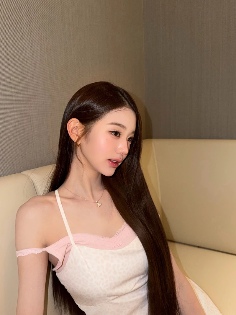 Ảnh Jang Wonyoung Tỏa Sáng Dưới Ánh Đèn Sân Khấu Ảnh Jang Wonyoung Tỏa Sáng Dưới Ánh Đèn Sân Khấu