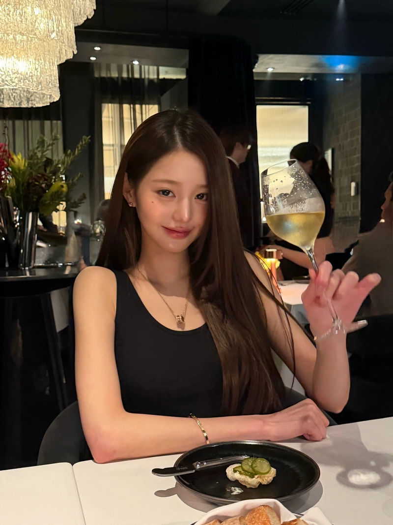 Ảnh Jang Wonyoung Với Thần Thái Nữ Tính Và Đầy Khí Chất Ảnh Jang Wonyoung Với Thần Thái Nữ Tính Và Đầy Khí Chất