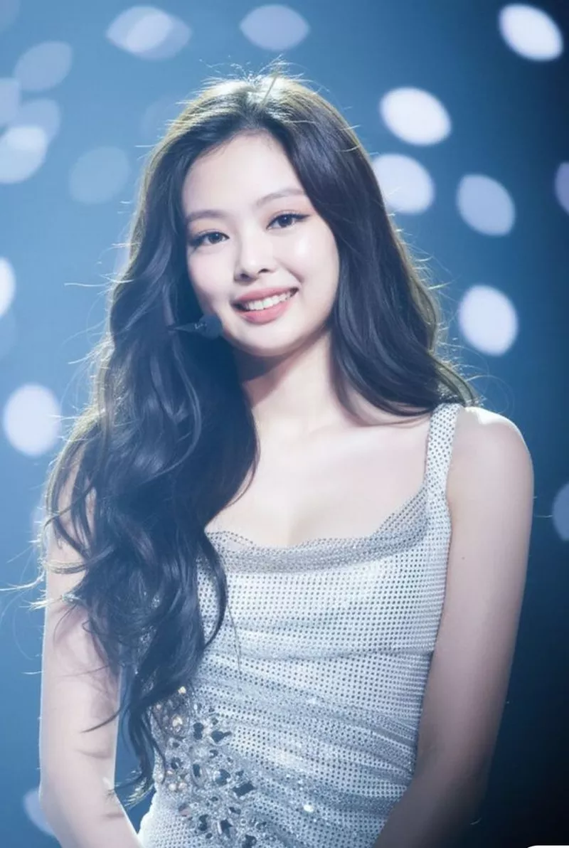 Ảnh Jennie Tạo Dáng Trong Không Gian Đầy Nghệ Thuật