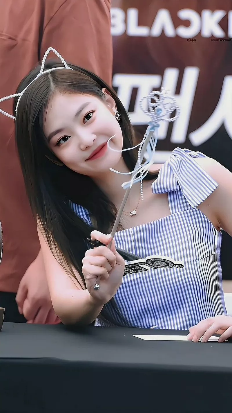Ảnh Jennie Tạo Dáng Trong Khung Cảnh Lãng Mạn