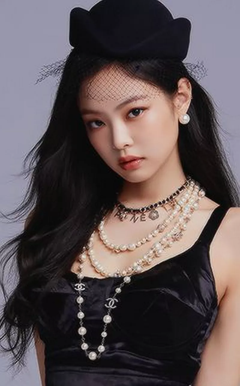 Ảnh Jennie Trong Bộ Váy Nữ Tính Và Sang Trọng