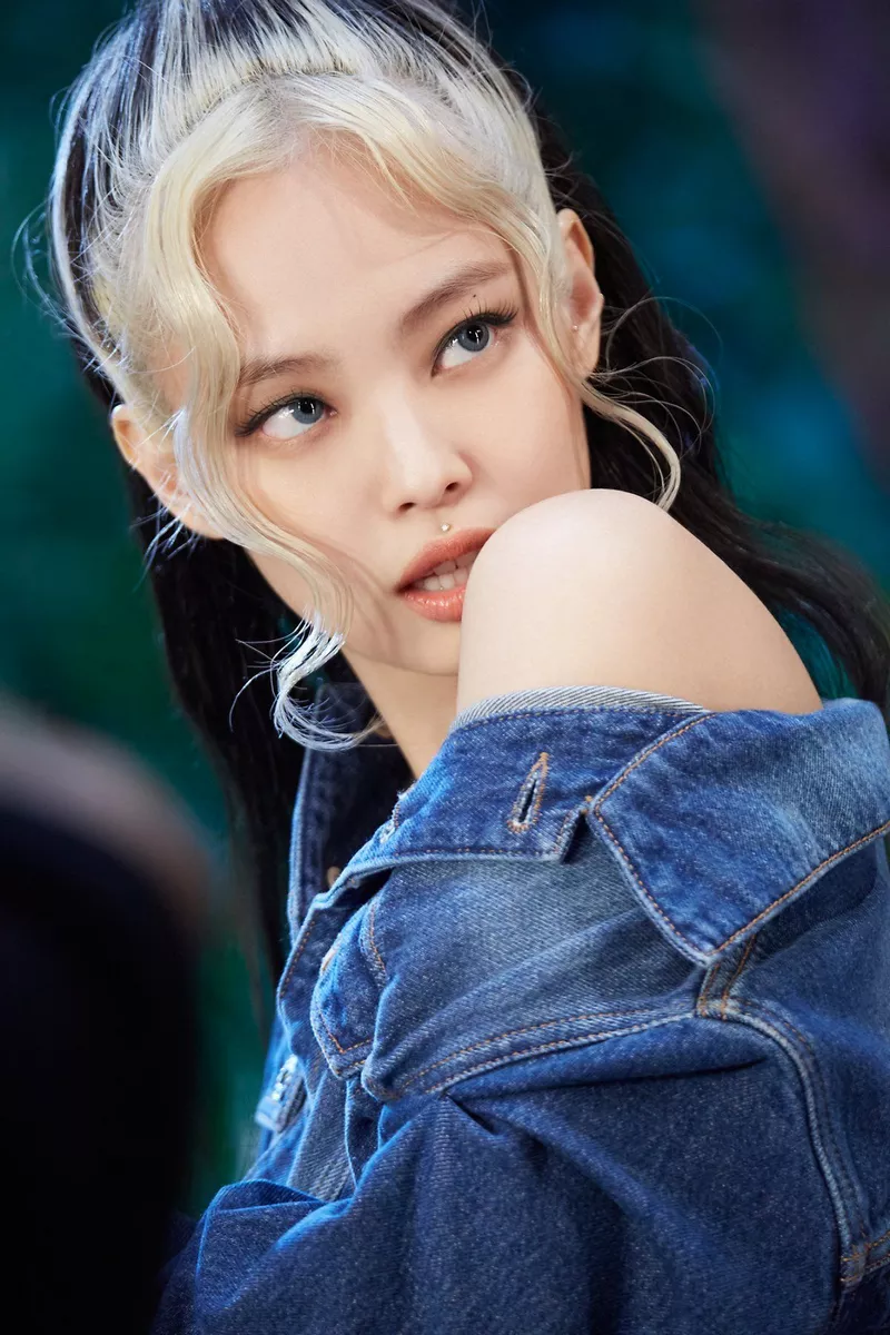 Ảnh Jennie Với Phong Cách Nữ Tính Pha Chất Hiện Đại