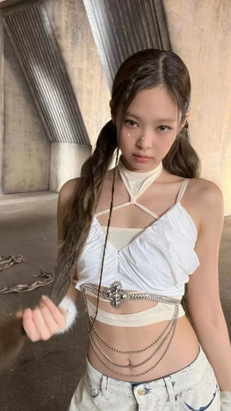 Ảnh Jennie Với Phong Cách Tối Giản Nhưng Đầy Khí Chất