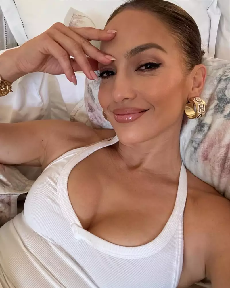Ảnh Jennifer Lopez Tạo Dáng Trong Không Gian Đầy Nghệ Thuật Ảnh Jennifer Lopez Tạo Dáng Trong Không Gian Đầy Nghệ Thuật