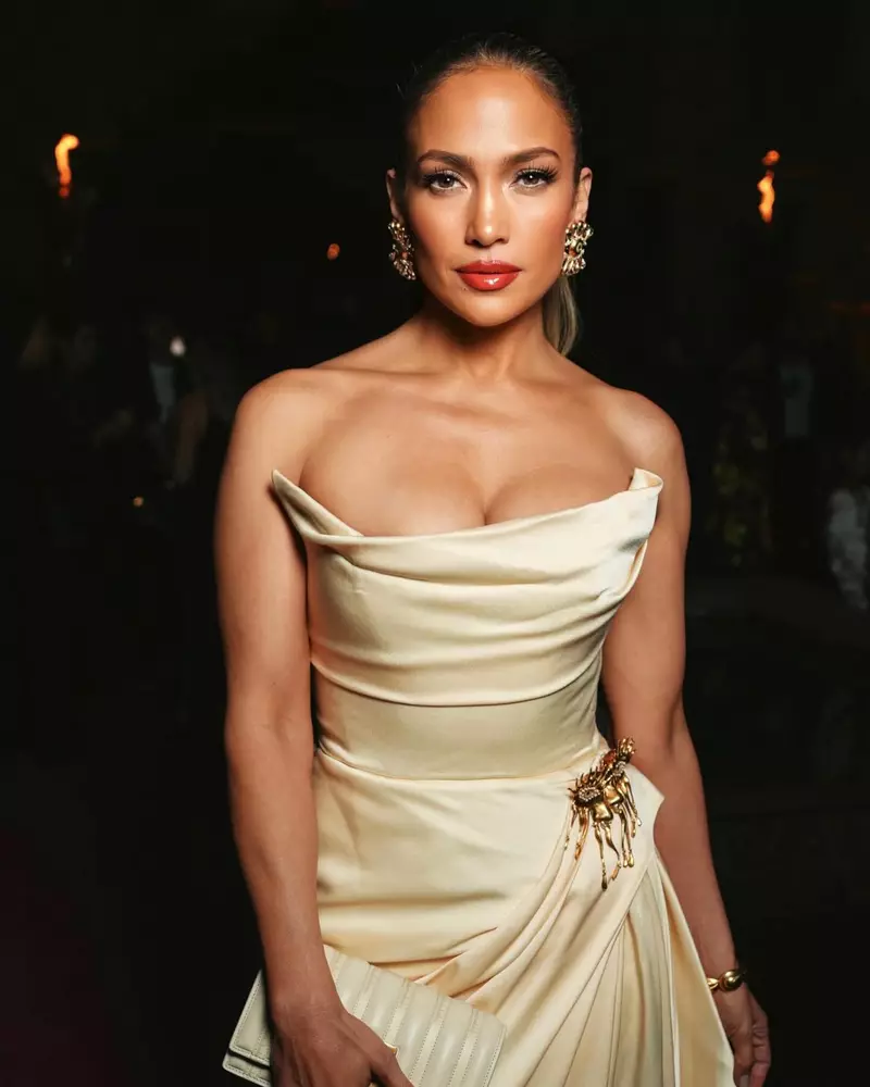 Ảnh Jennifer Lopez Tỏa Sáng Trước Ống Kính Với Thần Thái Tự Tin Ảnh Jennifer Lopez Tỏa Sáng Trước Ống Kính Với Thần Thái Tự Tin