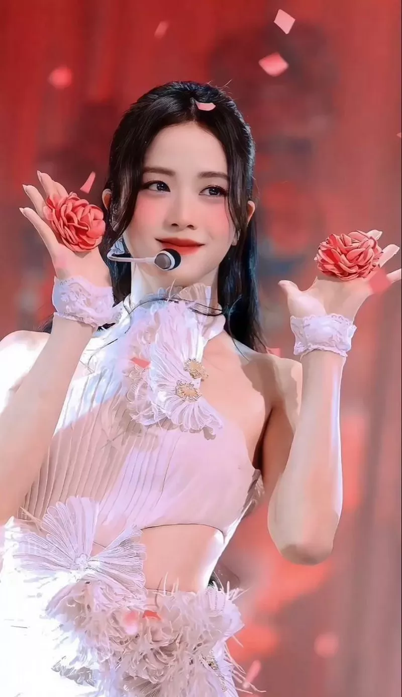 Ảnh Jisoo Tạo Dáng Bên Khung Cảnh Thiên Nhiên