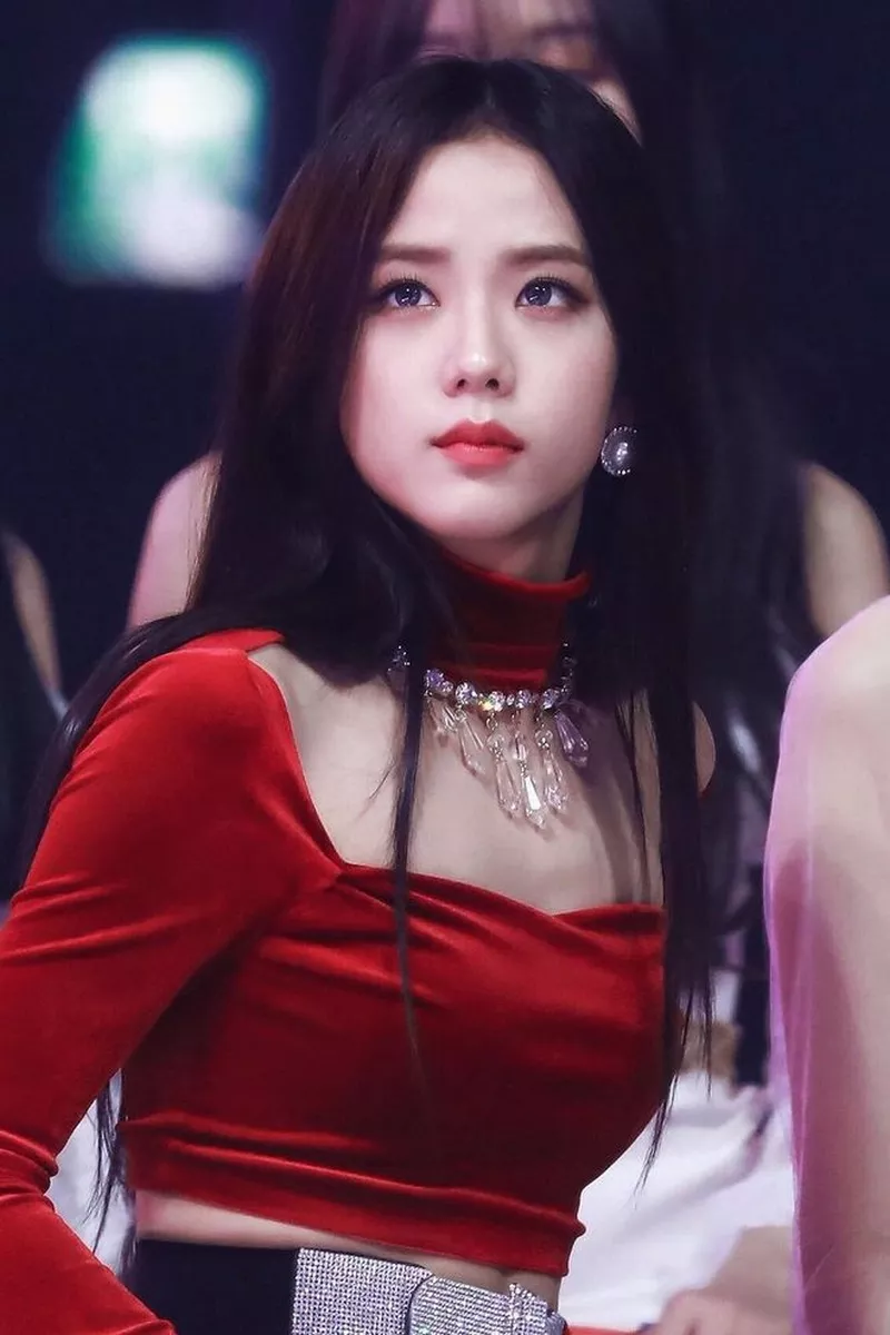 Ảnh Jisoo Tạo Dáng Trong Không Gian Đầy Nghệ Thuật