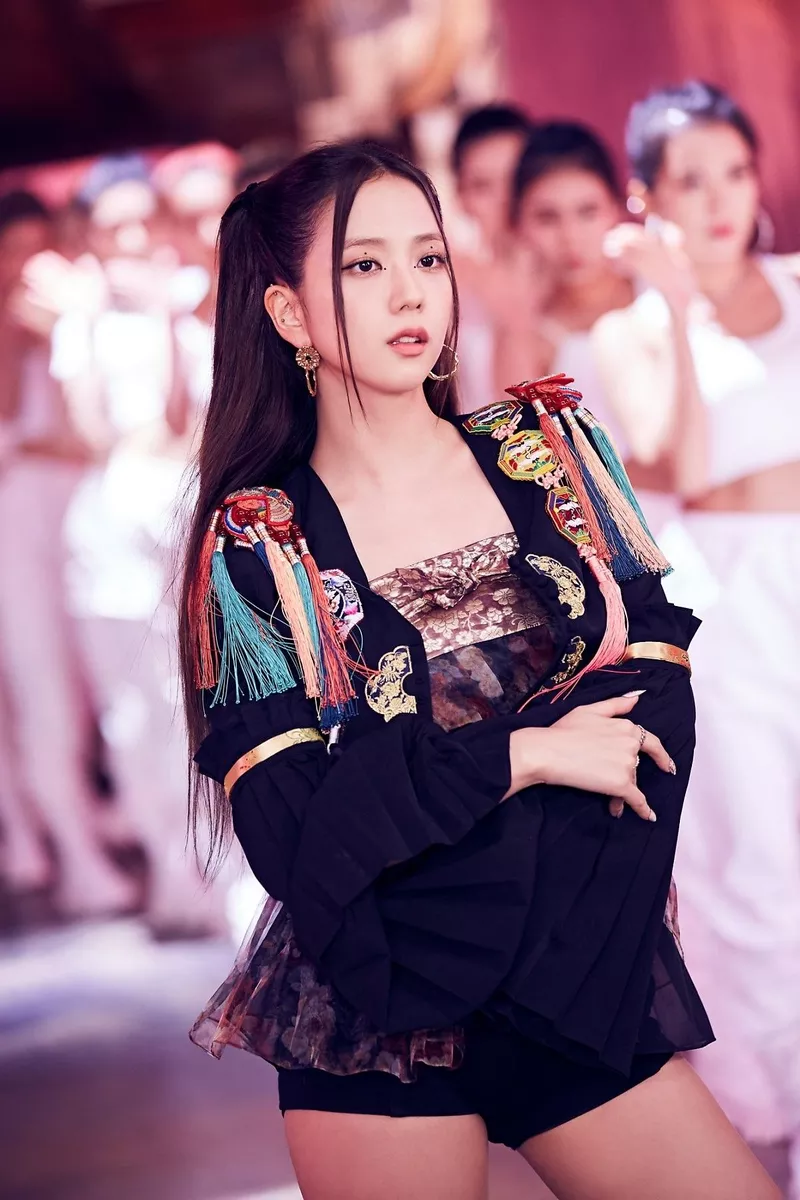 Ảnh Jisoo Tạo Dáng Trong Khung Cảnh Lãng Mạn