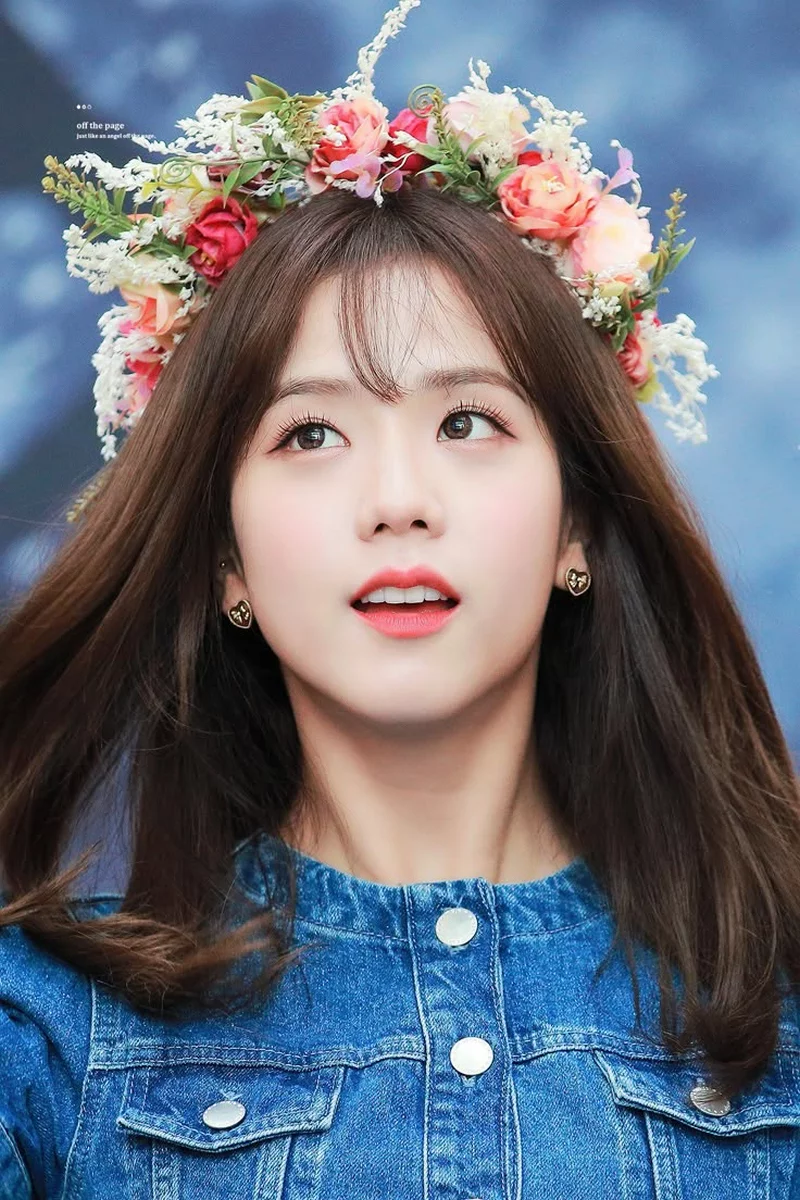 Ảnh Jisoo Trong Bộ Váy Nữ Tính Đầy Ấn Tượng