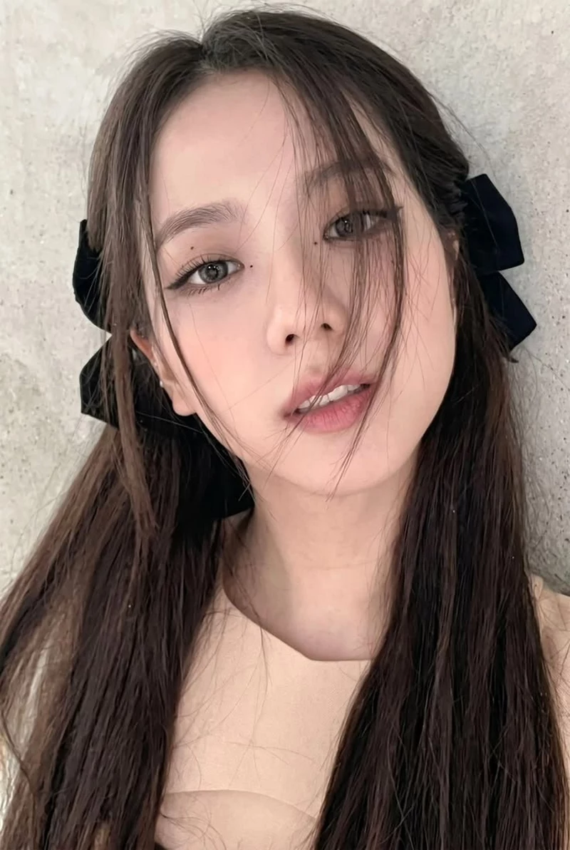 Ảnh Jisoo Với Phong Cách Nữ Tính Và Đầy Cuốn Hút