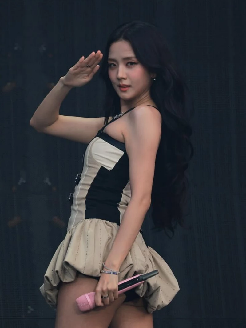 Ảnh Jisoo Với Phong Cách Trẻ Trung Và Thời Thượng