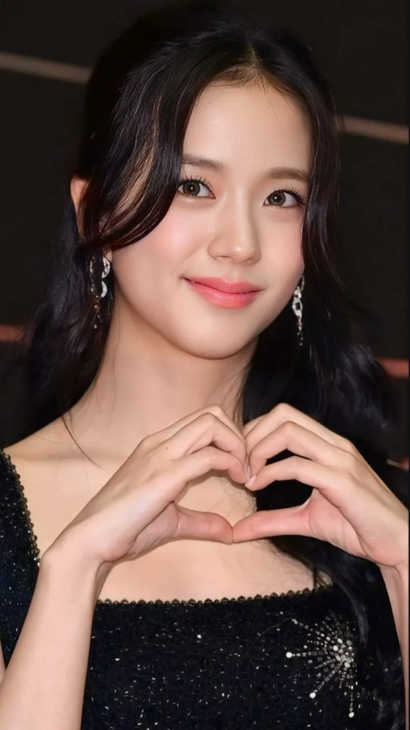 Ảnh Jisoo Với Vẻ Ngoài Rạng Rỡ Và Đầy Sức Hút