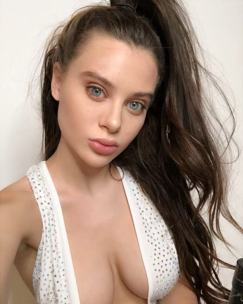 Ảnh Lana Rhoades Trong Phong Cách Thời Trang Hiện Đại