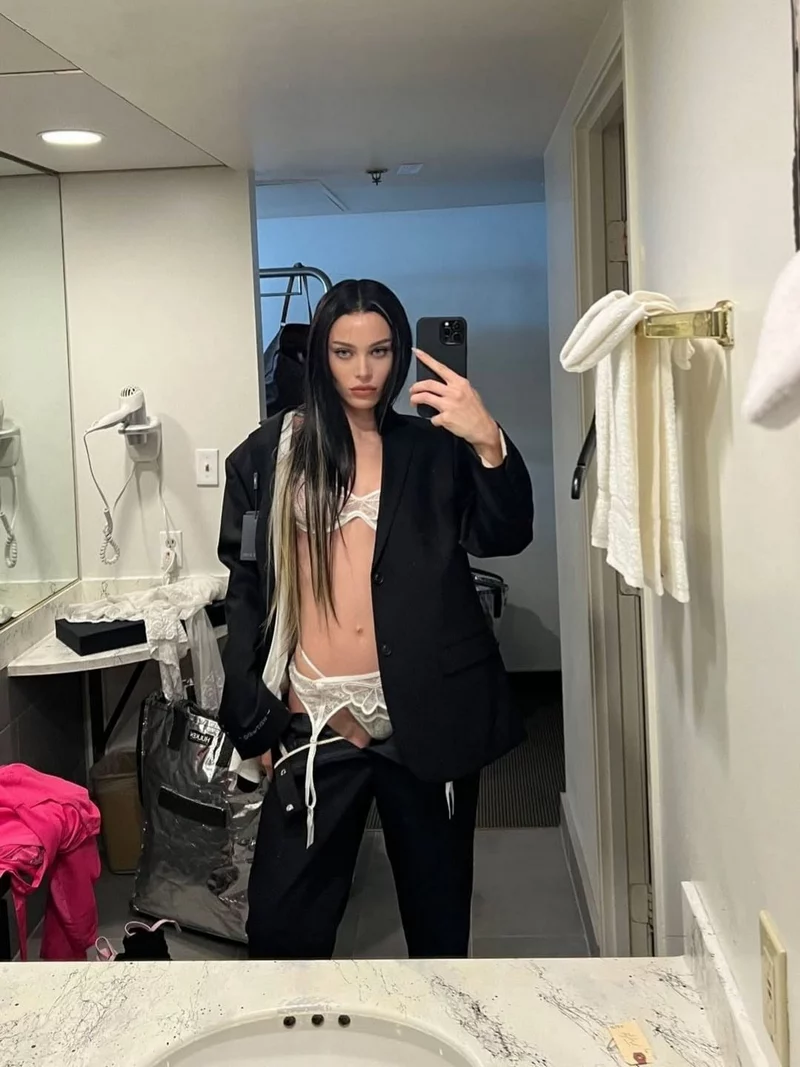 Ảnh Lana Rhoades Trong Trang Phục Cá Tính Và Nổi Bật