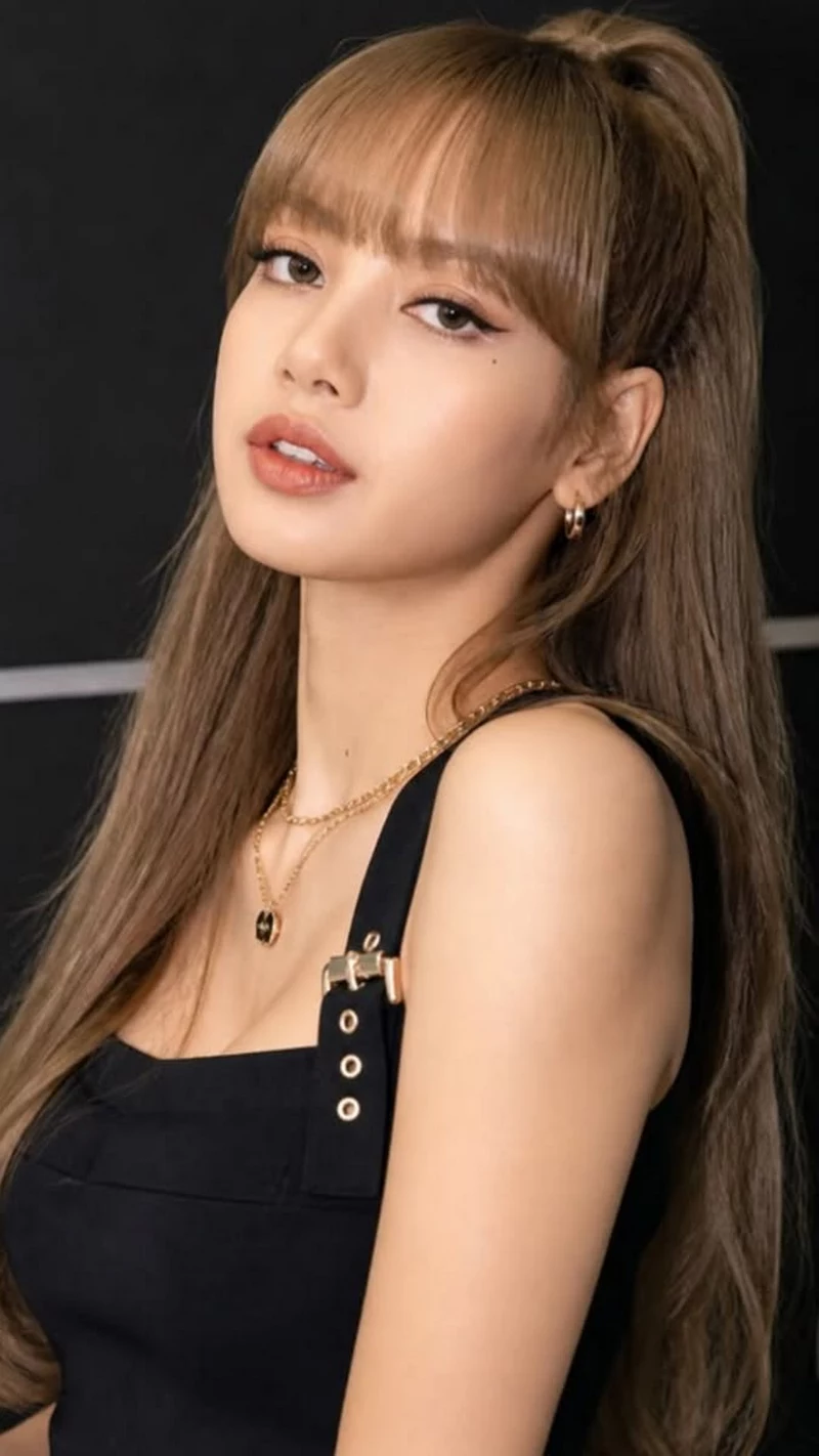 Ảnh Lisa Tạo Dáng Đầy Nghệ Thuật Trước Ống Kính