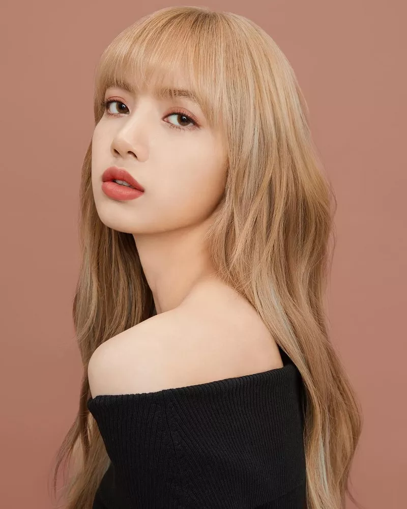 Ảnh Lisa Tạo Dáng Trong Không Gian Đầy Nghệ Thuật