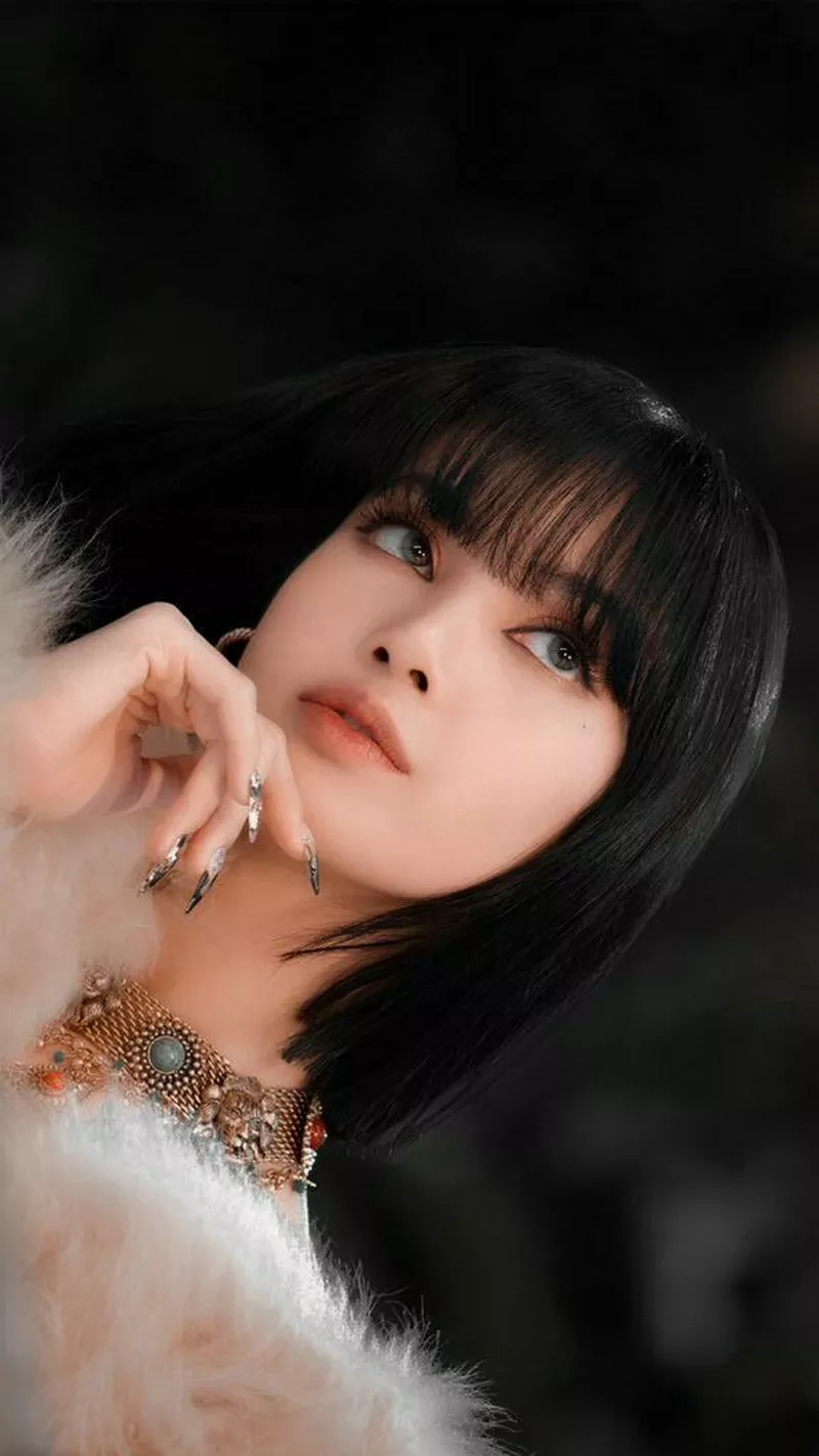 Ảnh Lisa Trong Trang Phục Nữ Tính Và Hiện Đại