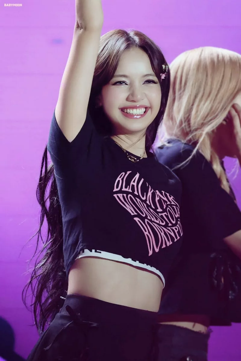 Ảnh Lisa Với Outfit Thời Thượng Và Cá Tính