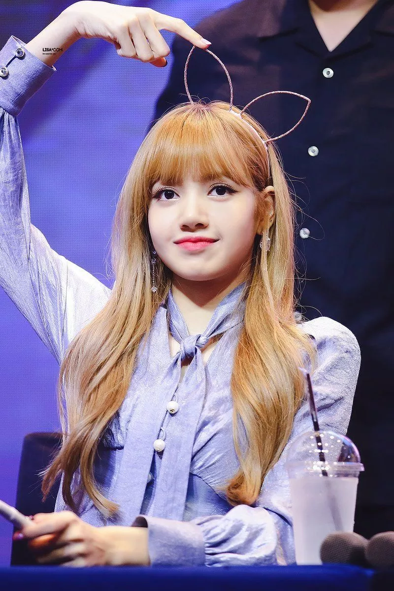 Ảnh Lisa Với Phong Cách Sang Trọng Và Thời Thượng