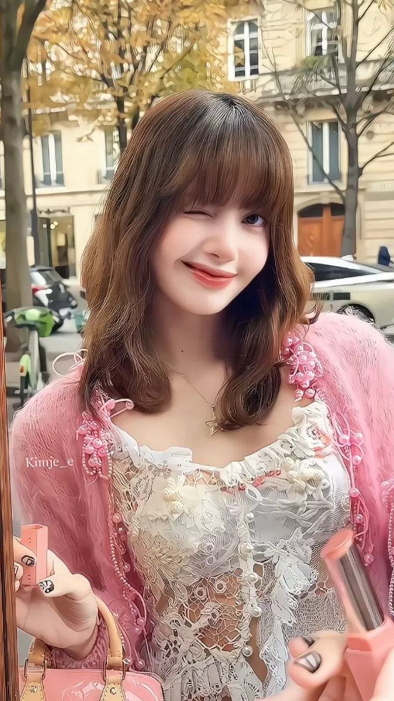 Ảnh Lisa Với Phong Cách Tối Giản Nhưng Đầy Khí Chất