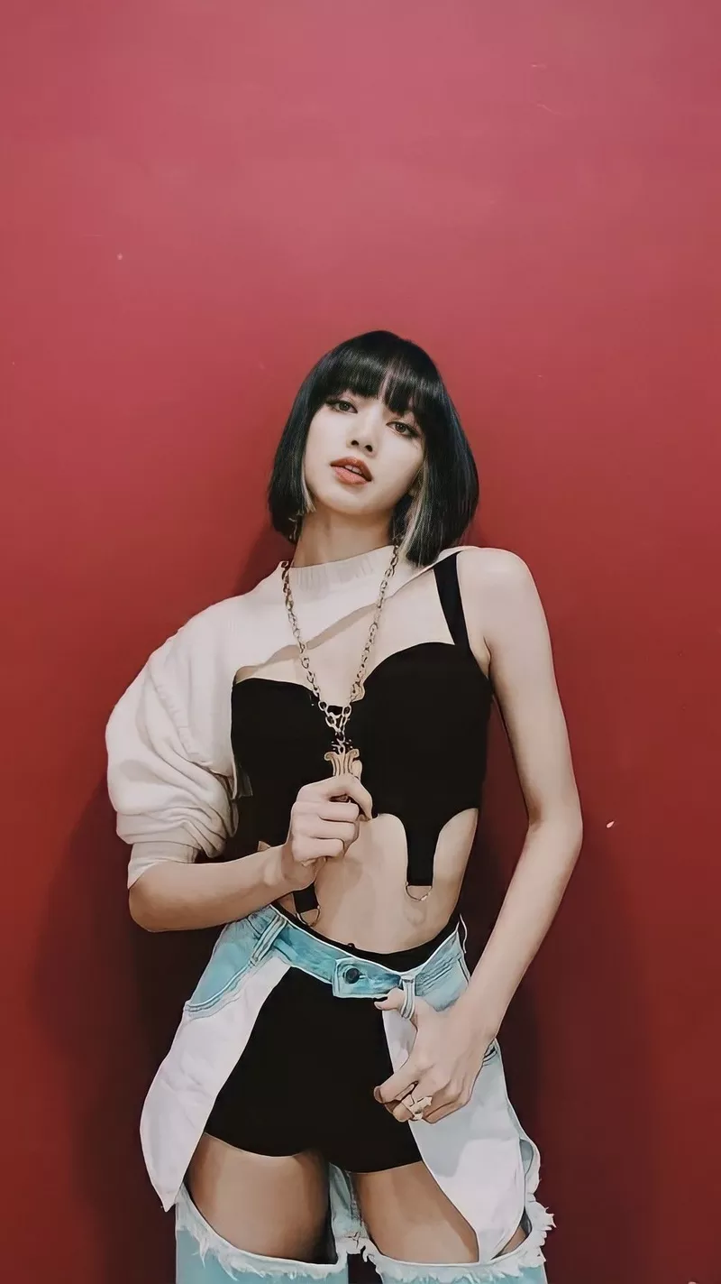 Ảnh Lisa Với Thần Thái Mạnh Mẽ Và Tràn Đầy Năng Lượng