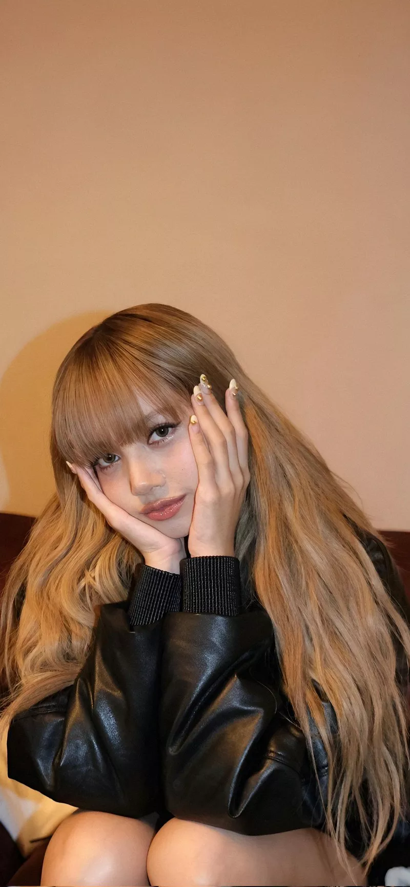 Ảnh Lisa Với Thần Thái Quyến Rũ Và Đầy Khí Chất