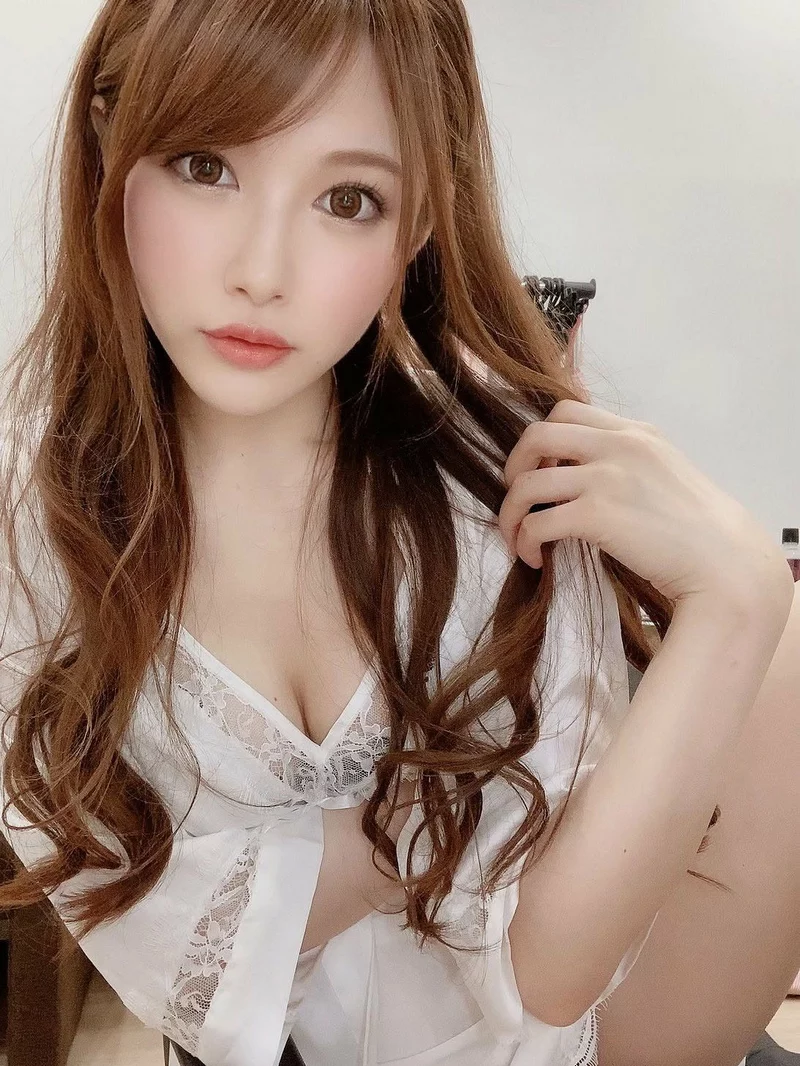 Ảnh Minami Aizawa Trong Khung Cảnh Lãng Mạn Ảnh Minami Aizawa Trong Khung Cảnh Lãng Mạn