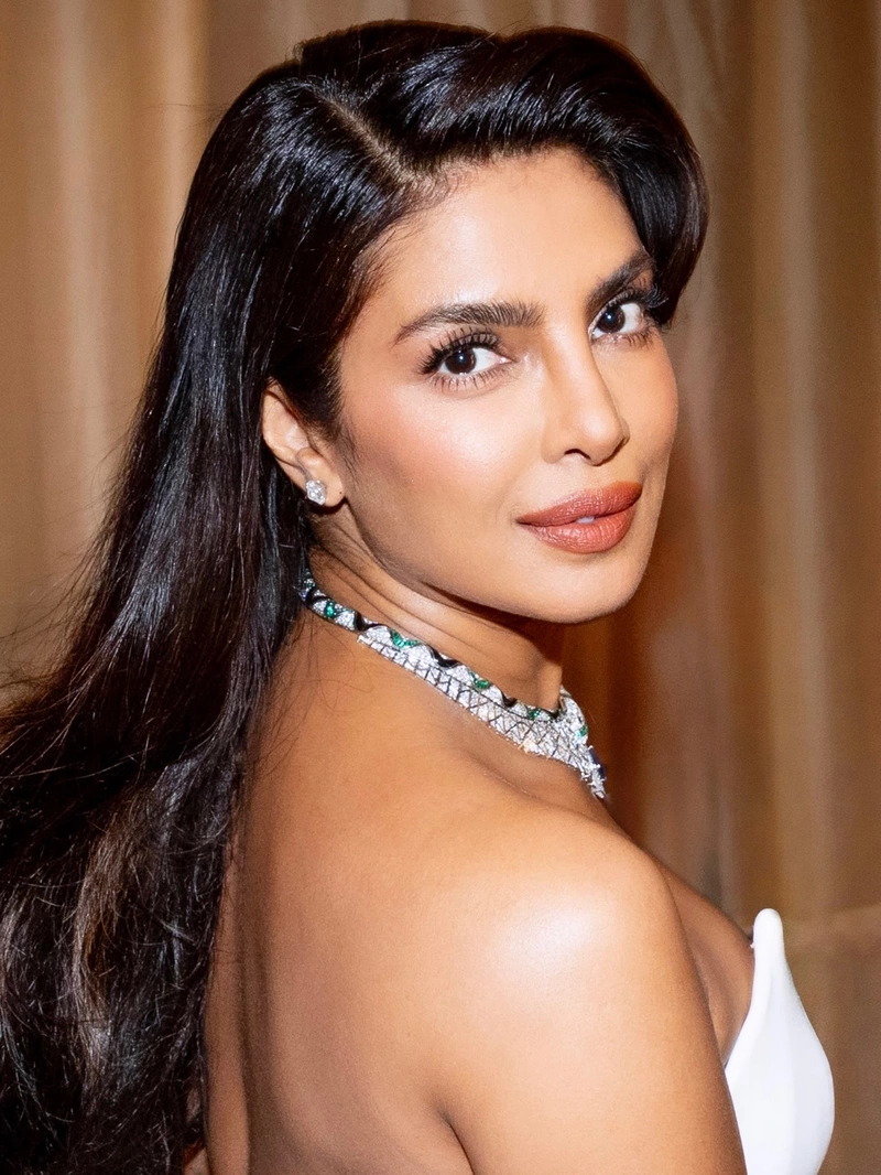 Ảnh Priyanka Chopra Jonas Tạo Dáng Đầy Nghệ Thuật Trước Ống Kính Ảnh Priyanka Chopra Jonas Tạo Dáng Đầy Nghệ Thuật Trước Ống Kính