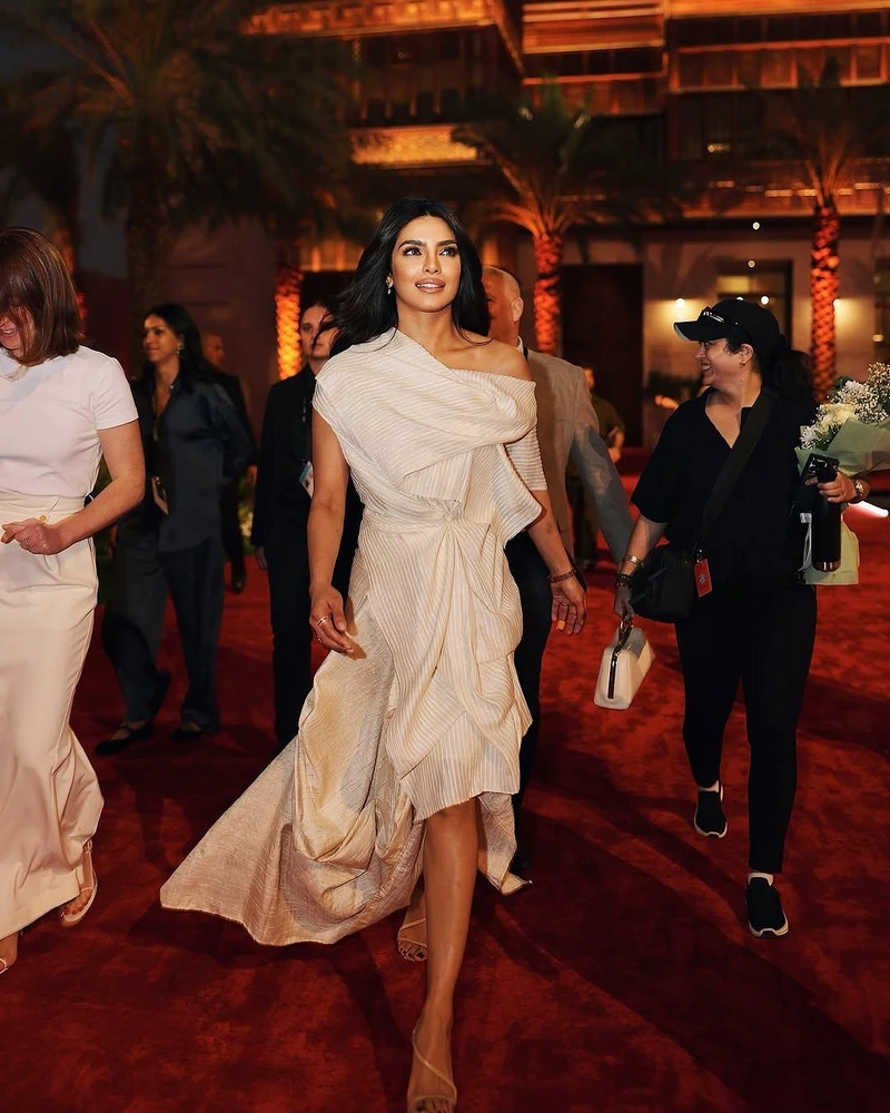 Ảnh Priyanka Chopra Jonas Tạo Dáng Trong Không Gian Sang Trọng Ảnh Priyanka Chopra Jonas Tạo Dáng Trong Không Gian Sang Trọng