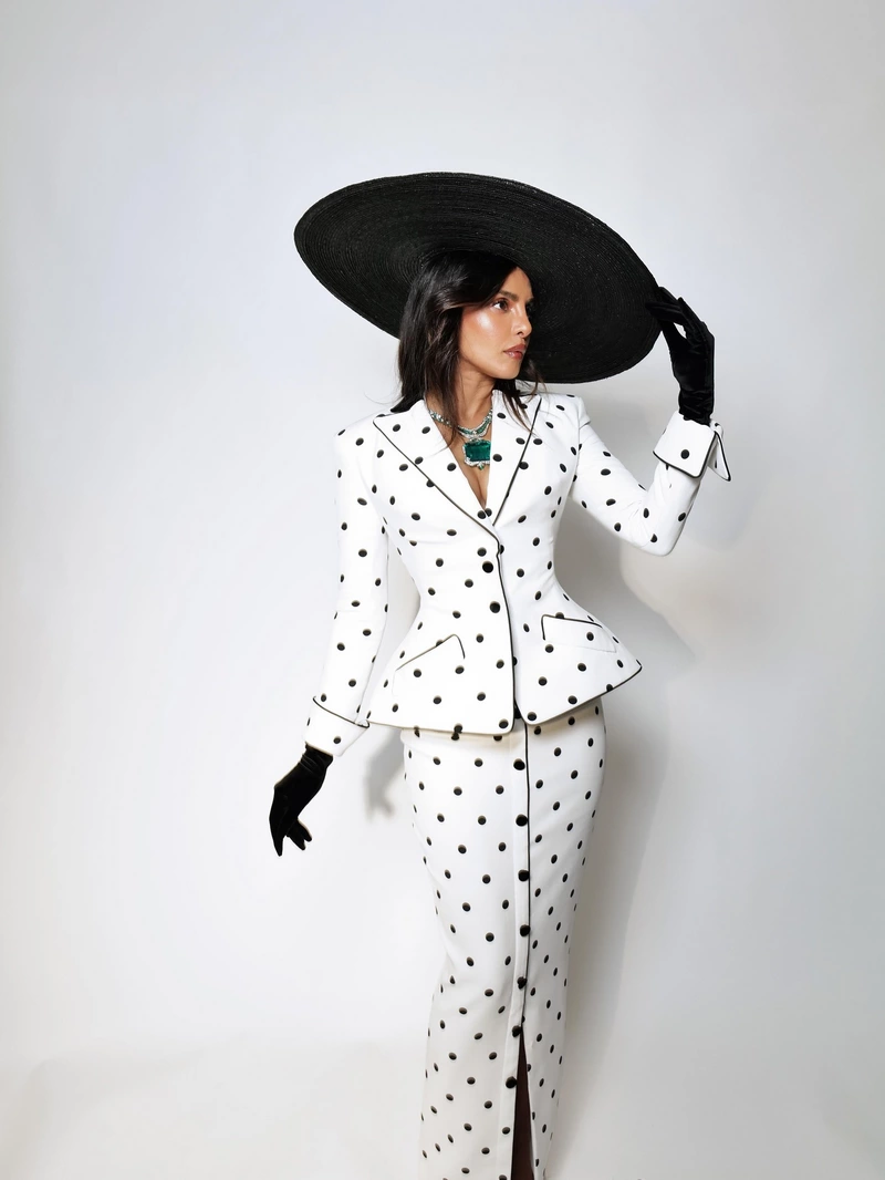 Ảnh Priyanka Chopra Jonas Tạo Dáng Trong Khung Cảnh Lãng Mạn Ảnh Priyanka Chopra Jonas Tạo Dáng Trong Khung Cảnh Lãng Mạn