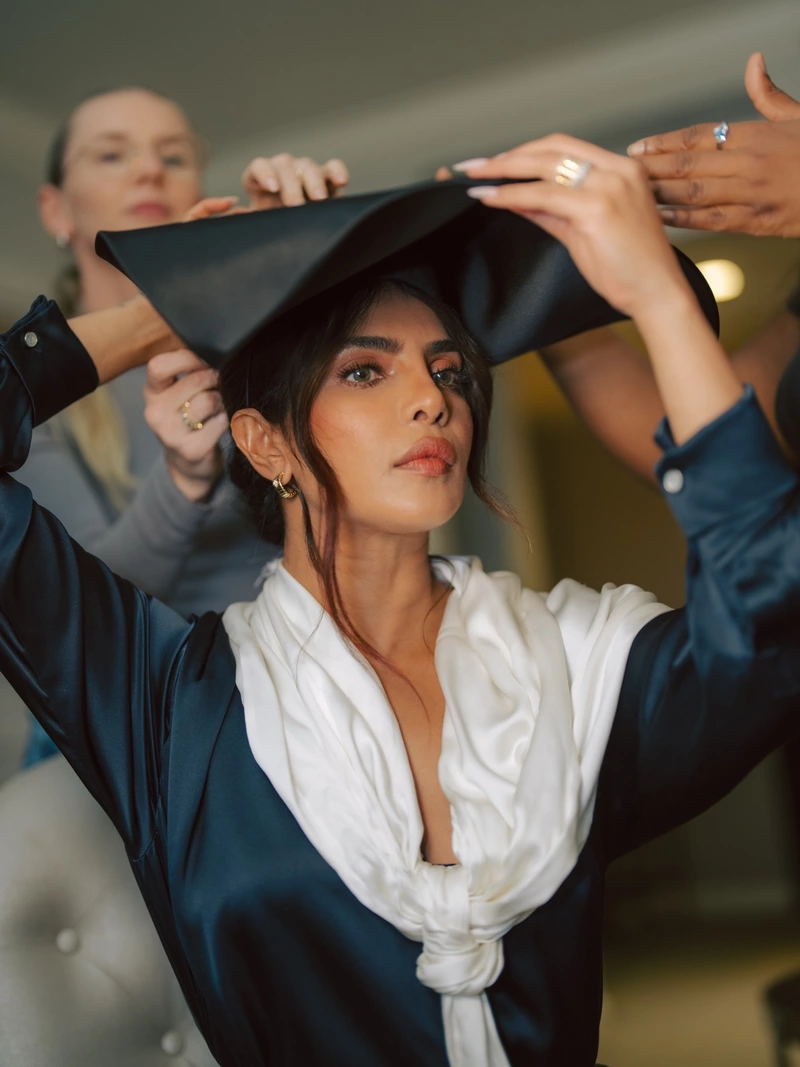 Ảnh Priyanka Chopra Jonas Tạo Dáng Trong Trang Phục Thời Trang Ảnh Priyanka Chopra Jonas Tạo Dáng Trong Trang Phục Thời Trang