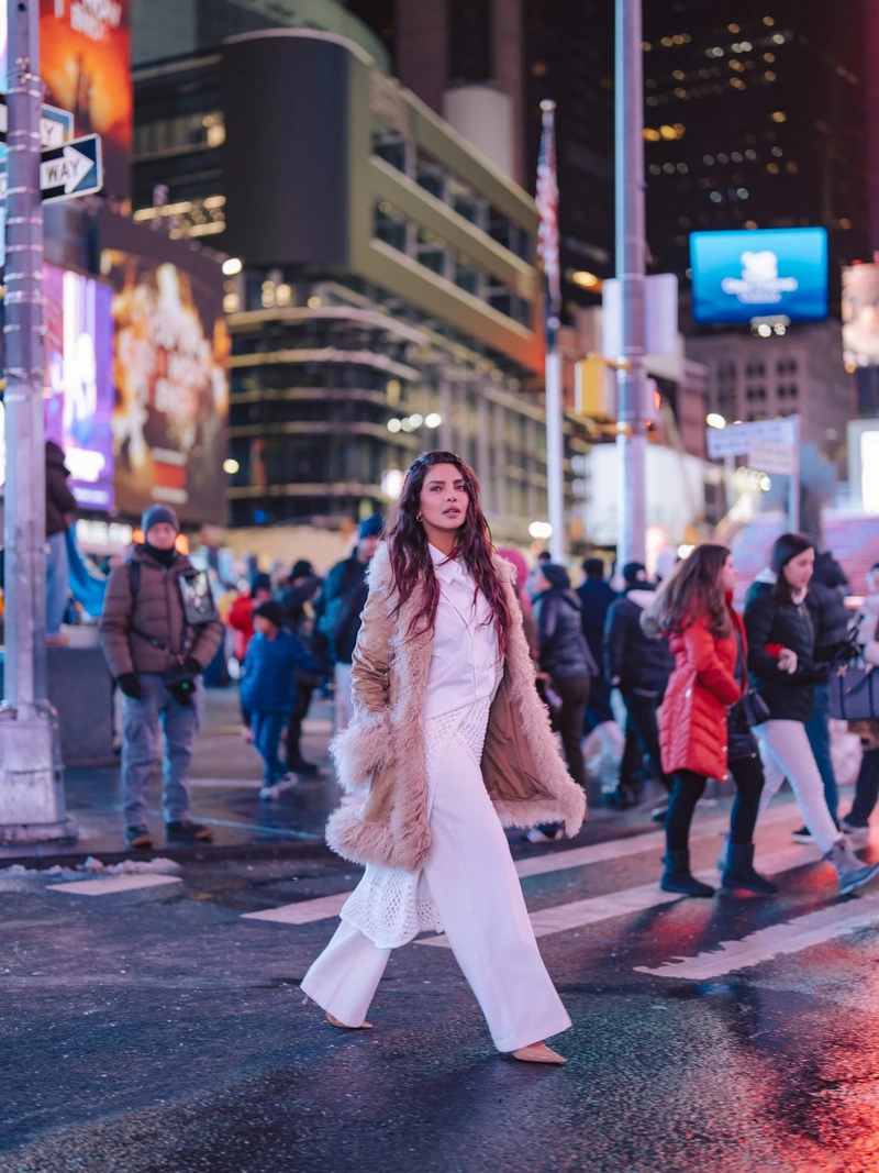 Ảnh Priyanka Chopra Jonas Trong Khung Cảnh Thành Phố Hiện Đại Ảnh Priyanka Chopra Jonas Trong Khung Cảnh Thành Phố Hiện Đại
