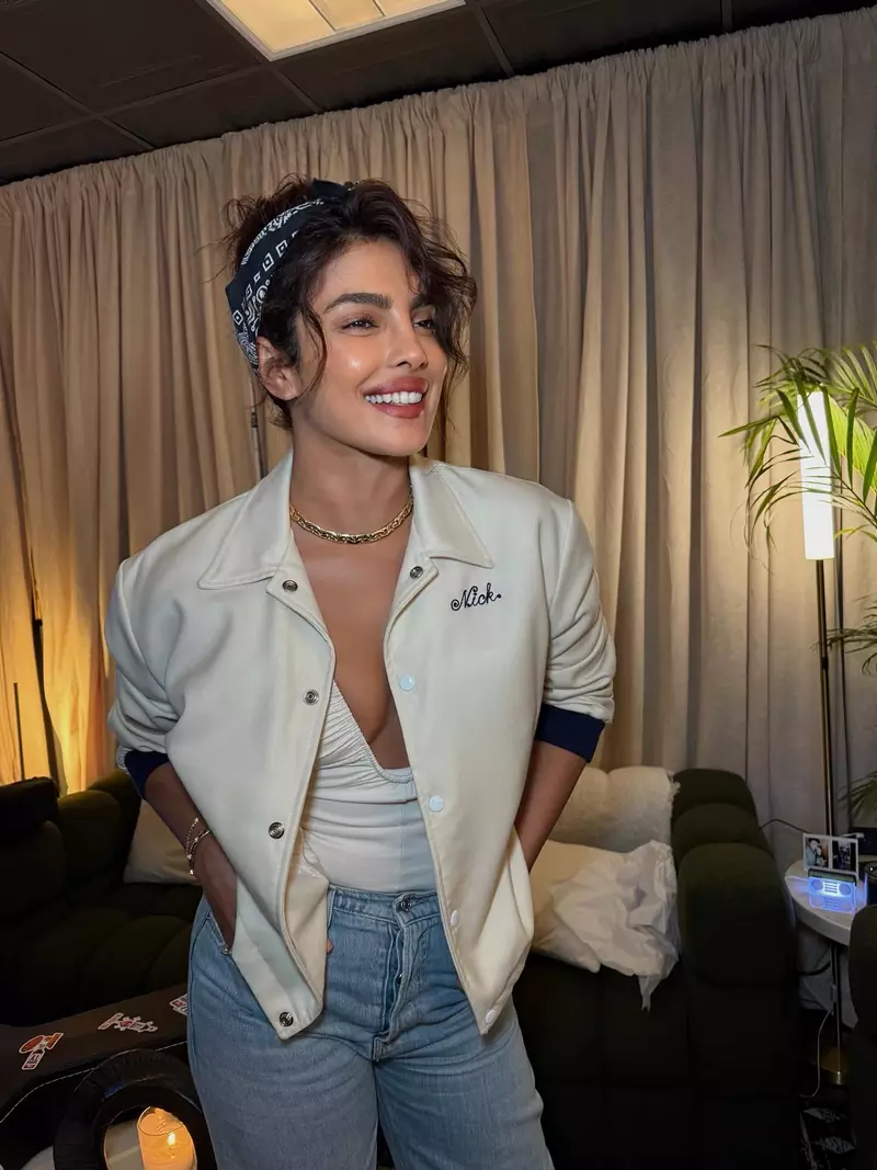 Ảnh Priyanka Chopra Jonas Với Phong Cách Trẻ Trung Và Thời Thượng Ảnh Priyanka Chopra Jonas Với Phong Cách Trẻ Trung Và Thời Thượng