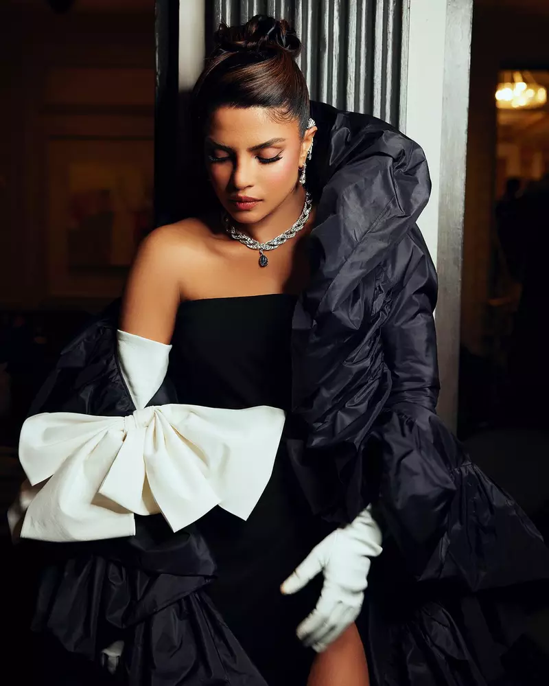 Ảnh Priyanka Chopra Jonas Với Thần Thái Tự Tin Và Nổi Bật Ảnh Priyanka Chopra Jonas Với Thần Thái Tự Tin Và Nổi Bật